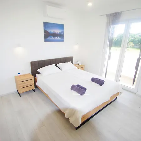 With Private Pool In Village * Šišan