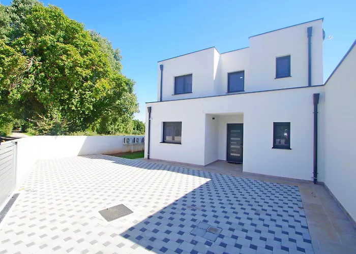 펜션 With Private Pool In Village Šišan