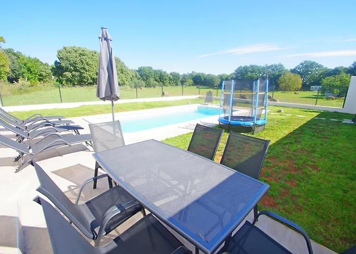 With Private Pool In Village * Šišan