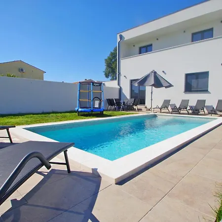 Holiday home With Private Pool In Village *