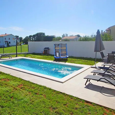 Holiday home With Private Pool In Village *