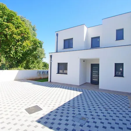 Holiday home With Private Pool In Village Sisan