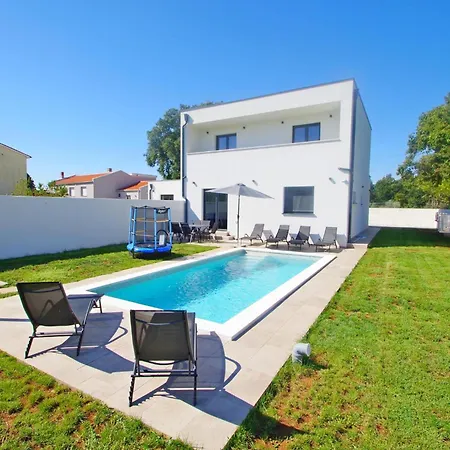 Holiday home With Private Pool In Village *
